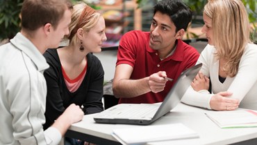 Sperimenta la vita lavorativa in una ditta all’estero. Che sia nell’ambito dei tuoi studi o in seguito all’ottenimento del diploma, acquisisci nuove competenze professionali e valorizzi il tuo CV in campi come il marketing, il turismo, il design, la grafica...  Al di là dell’apprendimento puramente tecnico, avrai la possibilità di migliorare le tue conoscenze linguistiche e di scoprire le differenze culturali del nuovo ambiente in cui ti integrerai.