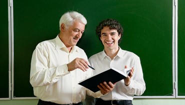 In qualità di assistente, collabori con il professore nell'insegnamento della tua lingua madre agli studenti in una scuola primaria o secondaria; prepari le lezioni, aiuti gli allievi in difficoltà e fai conoscere il tuo Paese e la sua cultura.  In cambio la scuola ti fornisce l’alloggio e 2 pasti al giorno. 