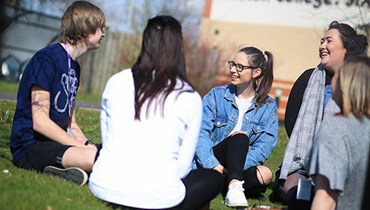 Il Programma scolastico in residence ti permette di seguire i corsi di una scuola superiore locale e di alloggiare nel residence della scuola insieme ad altri studenti. È la formula ideale se desideri avere più autonomia e immergerti completamente nella vita scolastica e culturale del Paese che avrai scelto. A seconda della tua destinazione, trascorrerai i fine settimana e le vacanze scolastiche in collegio o presso una famiglia ospitante. 