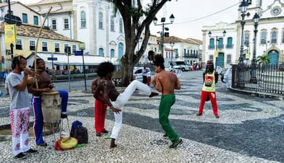 Capoeira in una piazza storica brasiliana con musica e movimento, simbolo della cultura locale vissuta durante un anno all’estero in Brasile.