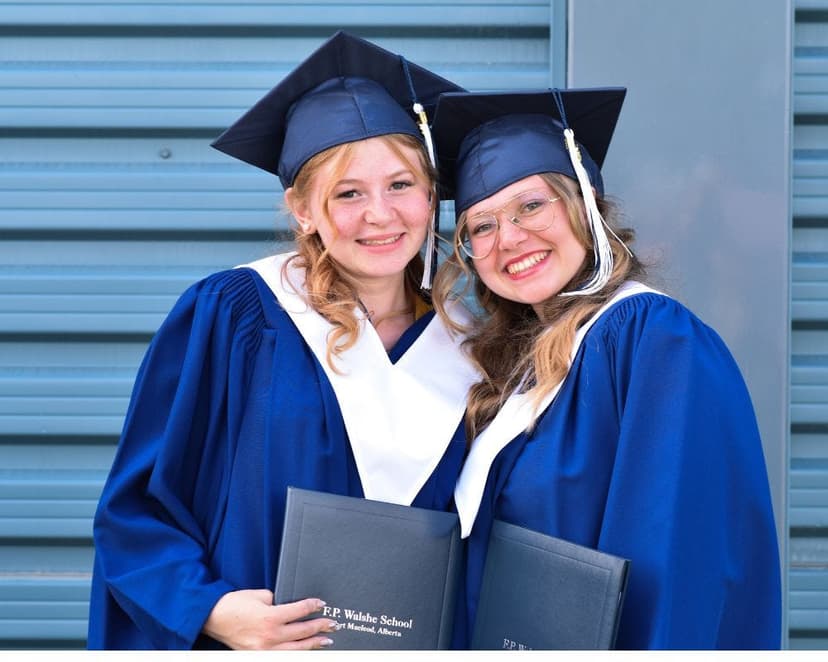 https://www.datocms-assets.com/118979/1732620350-hs_graduation_usa.jpg
