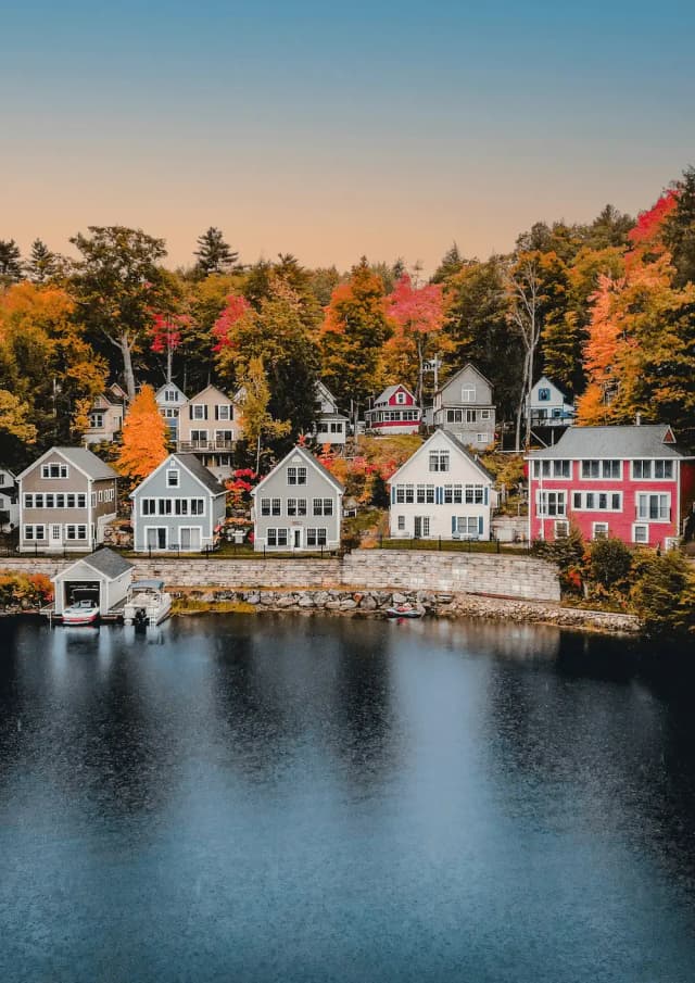 Case affacciate sul lago tra i colori autunnali di Alton Bay, nel New Hampshire.