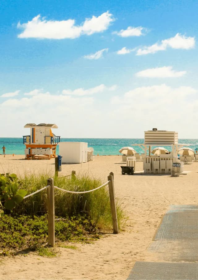 Spiaggia di South Beach a Miami, in Florida, con mare, ombrelloni e torretta di salvataggio.