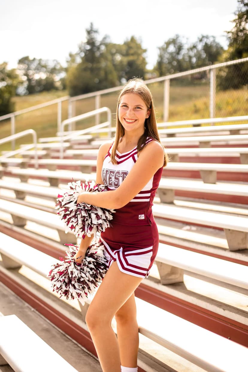 Immagine di una cheerleader durante una performance scolastica negli Stati Uniti, un momento divertente della vita scolastica durante un anno all’estero negli USA.