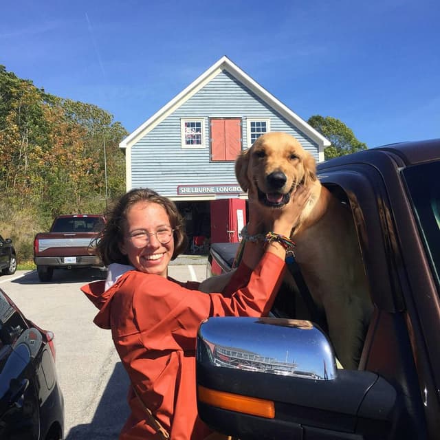 Studentessa in vacanza studio in Canada, sorridente con il cane della sua host family