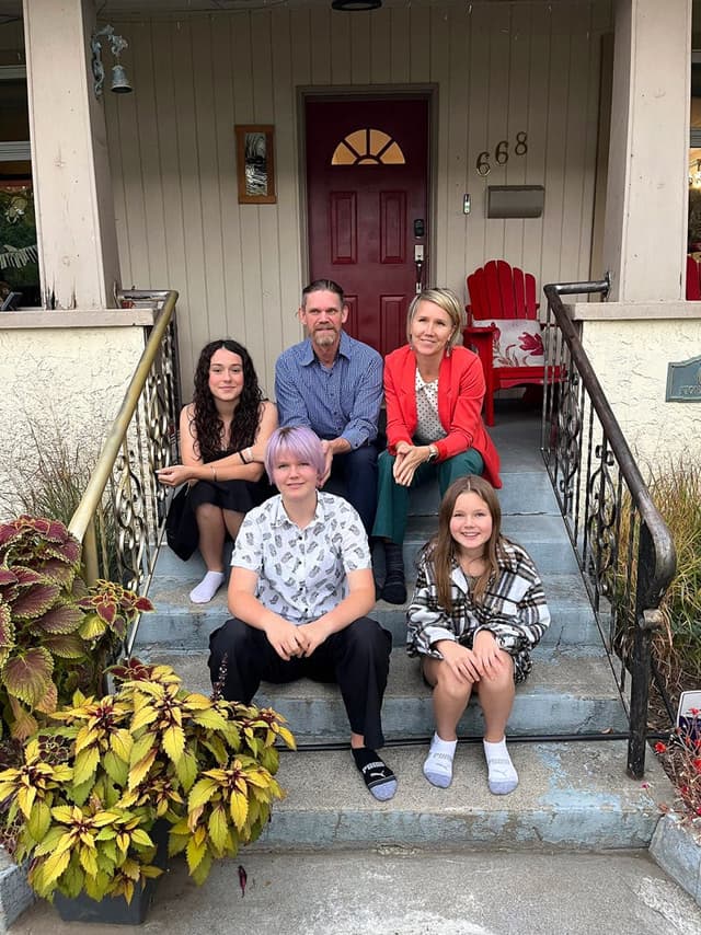 Studentessa in vacanza studio in Canada, insieme alla sua famiglia ospitante, condividendo un momento conviviale durante l’esperienza culturale.