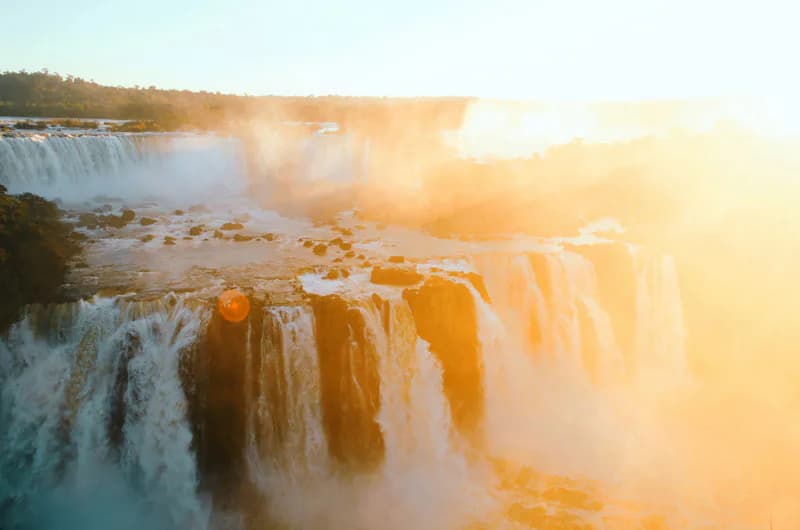 Cascate dell’Iguaçu in Brasile illuminate dal sole, esempio dei grandi scenari naturali che accompagnano un anno all’estero in Brasile.