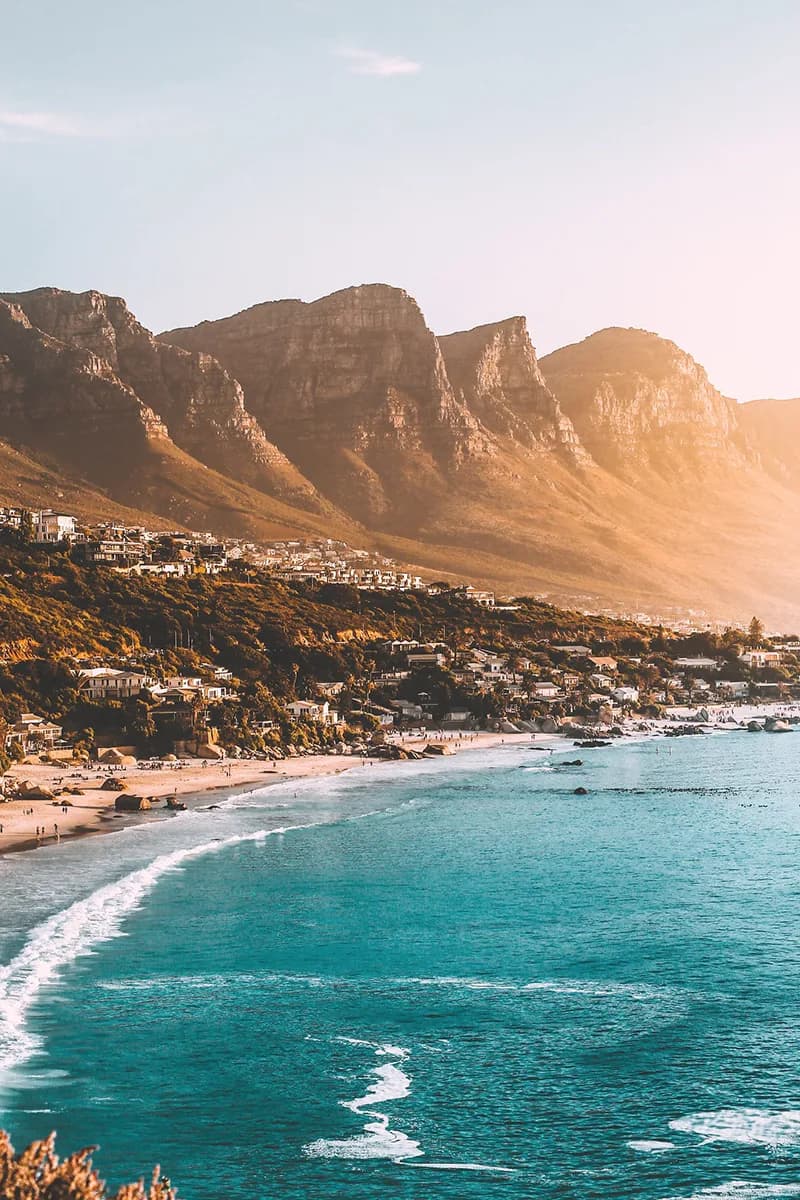 Vista panoramica della costa di Città del Capo, con le montagne che si affacciano sull'oceano, un'esperienza unica durante l’anno all’estero in Sudafrica.