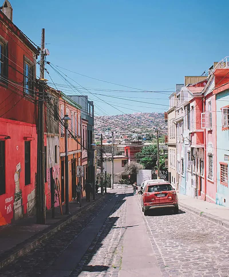 Strada colorata di una città cilena durante un anno all’estero in Cile, tra case storiche, salite urbane e vita quotidiana locale.