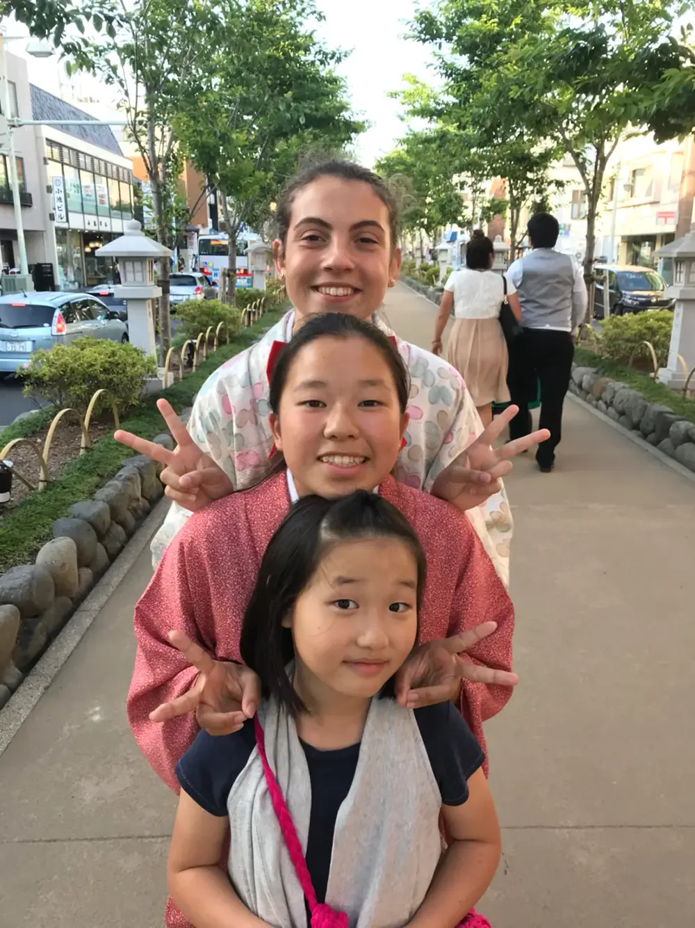 Studenti sorridenti in kimono durante un'uscita in Giappone, un'opportunità unica per esplorare il sistema scolastico giapponese e la cultura locale.