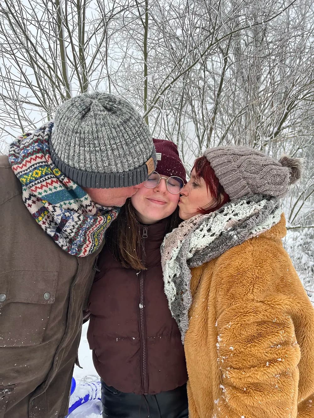 Studente abbracciato dalla host family in inverno durante un anno all’estero in Germania, vivendo il lato umano del sistema scolastico tedesco.