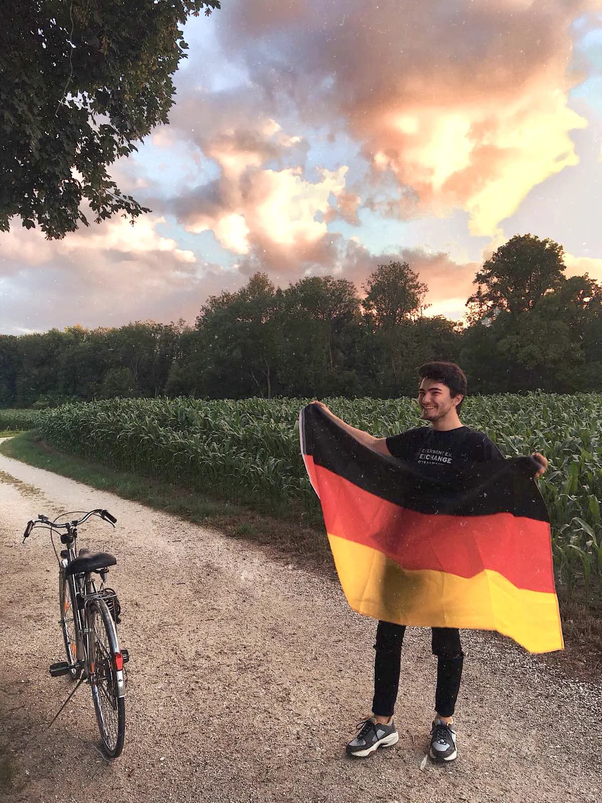 Studente con bandiera tedesca durante un anno all’estero in Germania, tra natura, mobilità quotidiana e sistema scolastico tedesco.