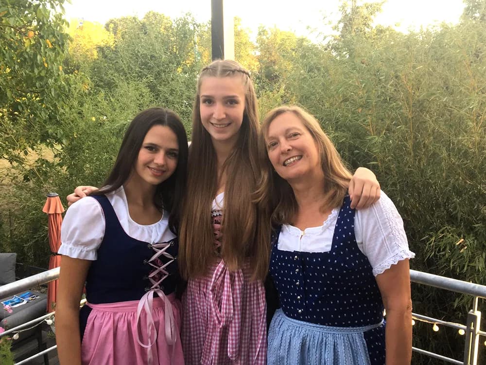 Studentessa con la famiglia ospitante durante un anno all’estero in Germania, vivendo integrazione culturale e sistema scolastico tedesco.
