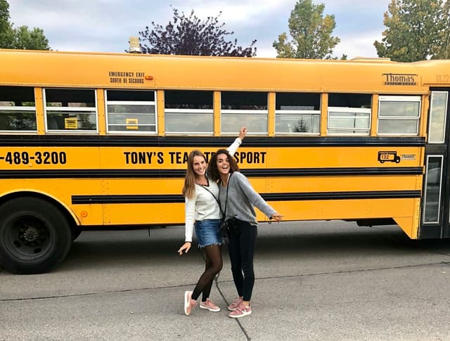 Studentessa davanti a un lago in Canada durante un anno all’estero, esempio di crescita personale e scoperta di sé.