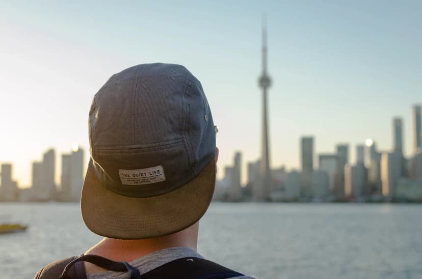 Studente in vacanza studio in Canada, ammirando lo skyline di Toronto, mentre vive un'esperienza unica di apprendimento e cultura