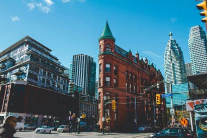 Vista urbana di Toronto con edifici moderni e storici durante un Anno scolastico all’estero in Canada, tra vita cittadina e architettura