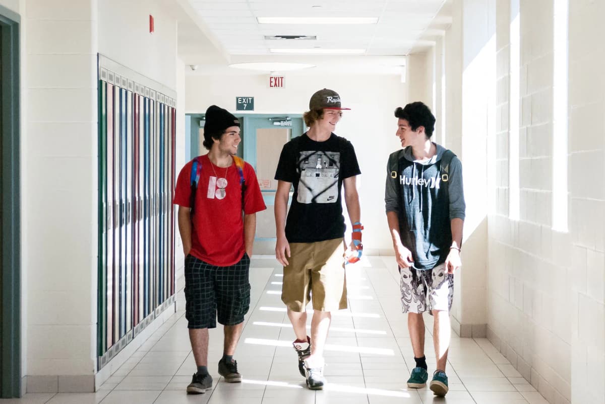 Studenti camminano nel corridoio della scuola durante un Anno scolastico all’estero in Canada, tra lezioni e vita quotidiana
