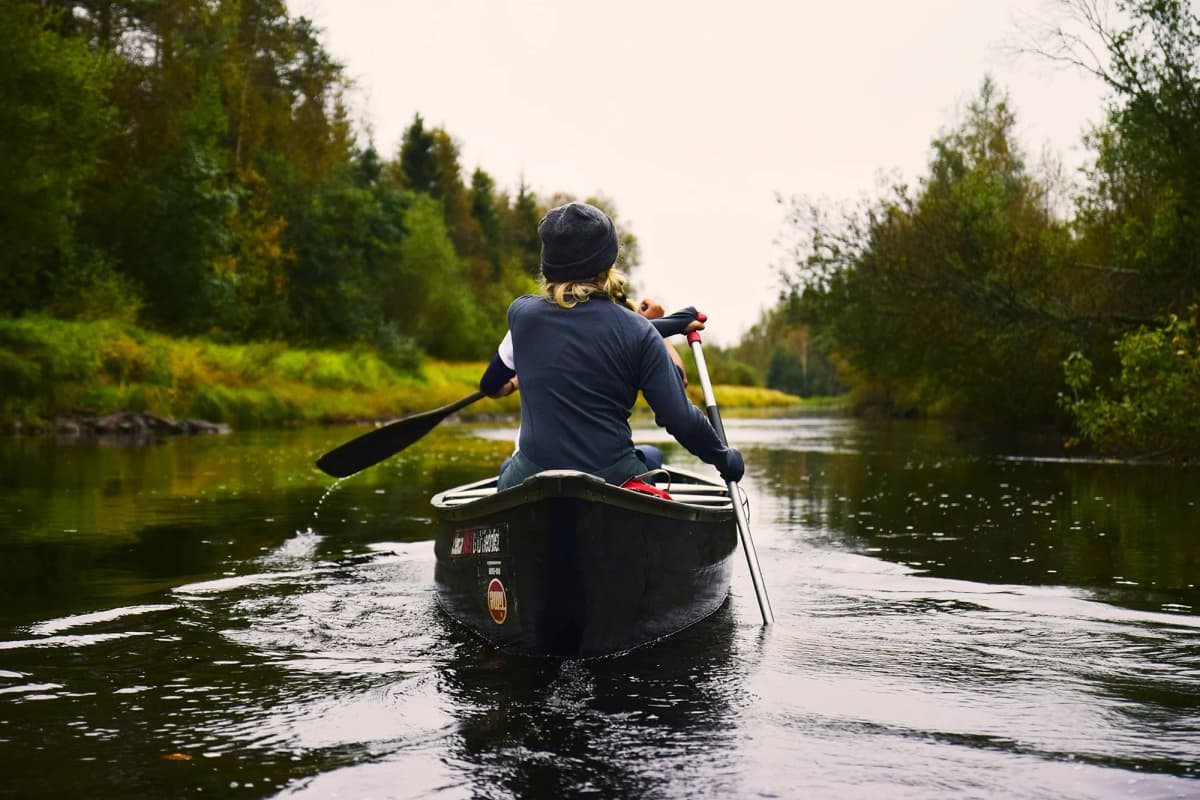 Studente in canoa su un fiume in Svezia, attività outdoor che rappresenta la vita quotidiana e l’esperienza dell’anno all’estero Svezia.