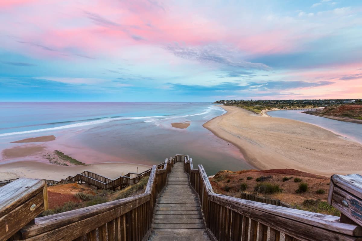 Vista costiera con scala verso la spiaggia durante un Anno scolastico all’estero in Australia, tra mare e natura.