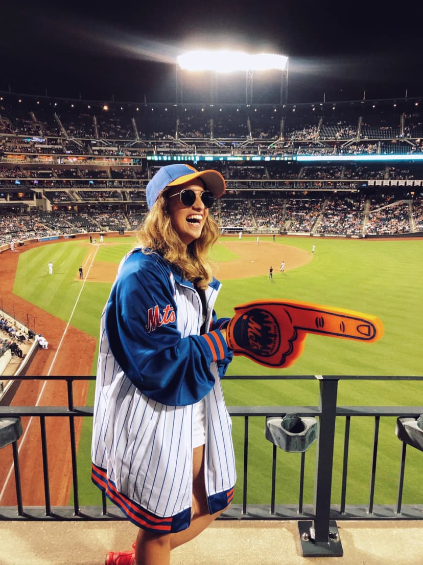 Soggiorni linguistici negli Stati Uniti con studenti che assistono a una partita di baseball allo stadio