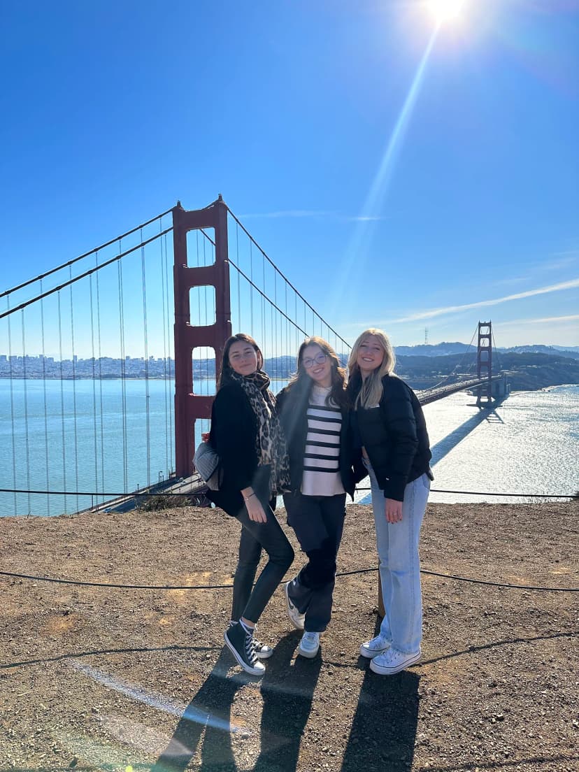 Tre studentesse davanti al Golden Gate Bridge durante soggiorni linguistici a San Francisco.