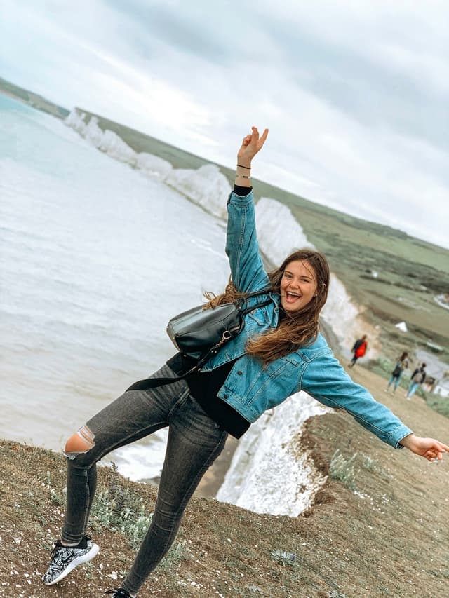 Studente sulle scogliere nel Regno Unito durante un Anno scolastico all’estero in UK.