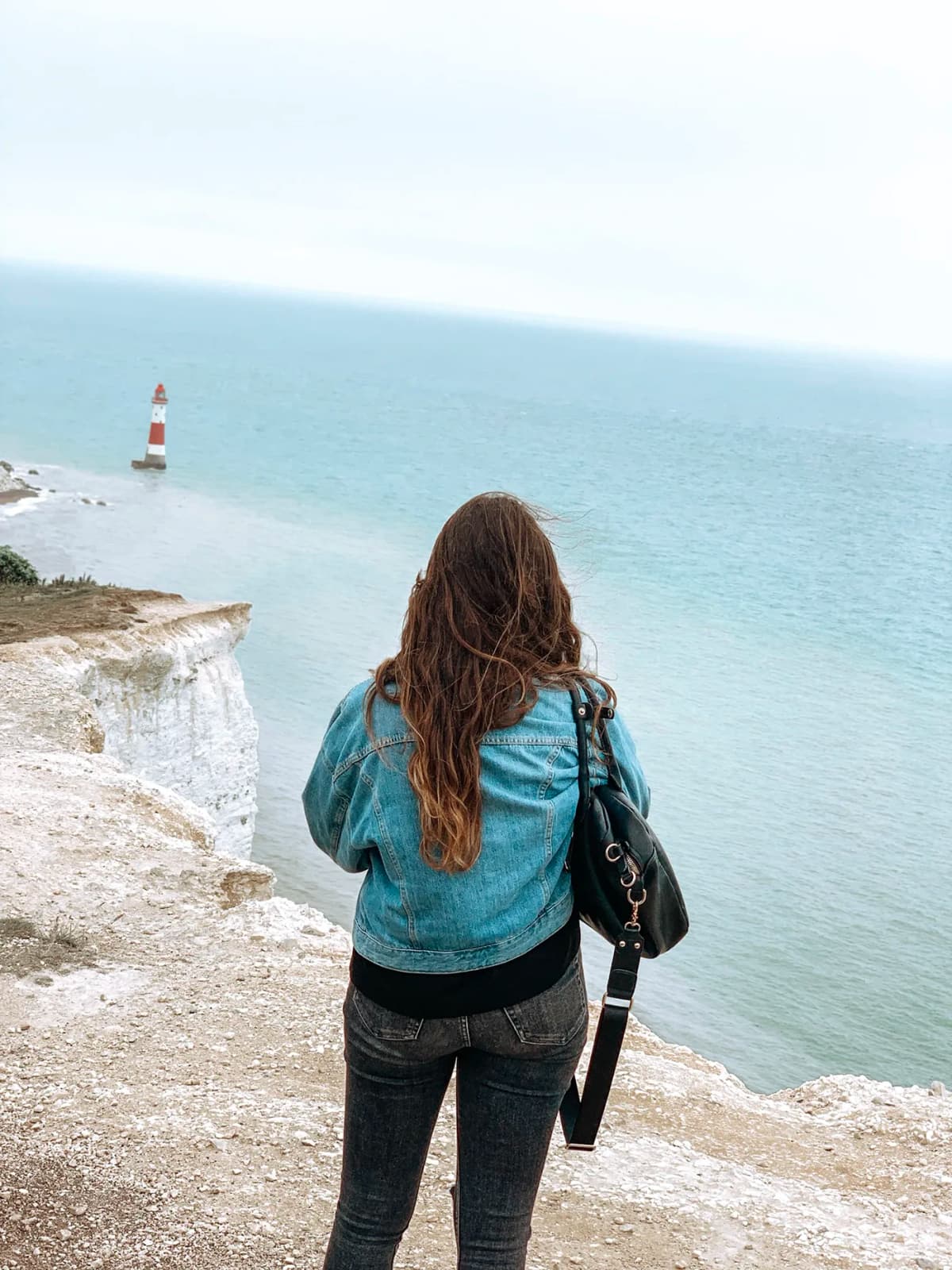 Studentessa davanti alle scogliere vicino a Brighton durante soggiorni linguistici in Inghilterra.