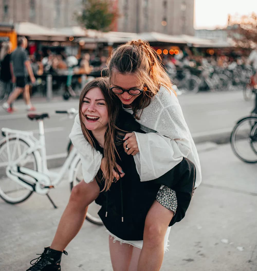 Soggiorni linguistici in Spagna con studenti che ridono insieme in città creando nuove amicizie