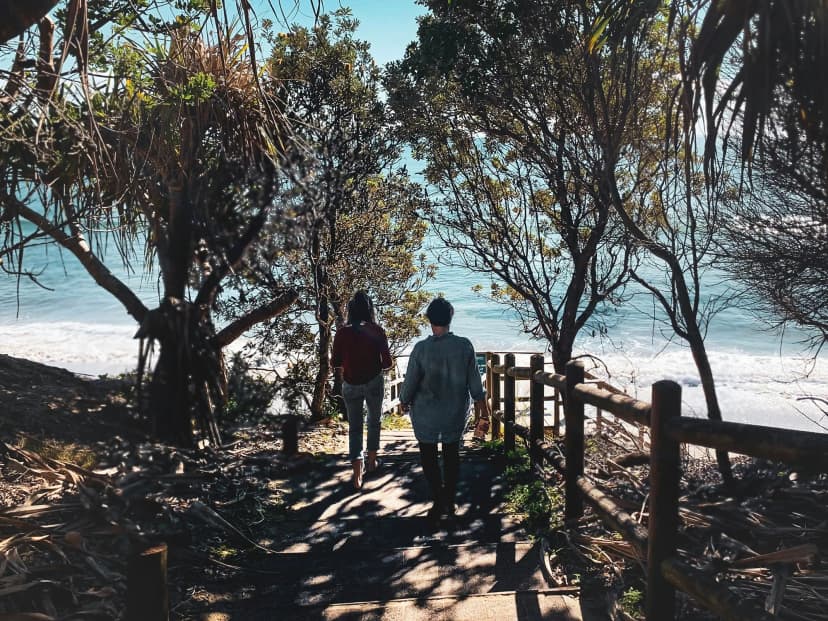 Corsi di lingua inglese a Byron Bay studenti su un sentiero verso la spiaggia