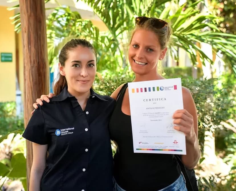 Studentessa durante un soggiorno linguistico in Messico mostra il certificato insieme a un’insegnante