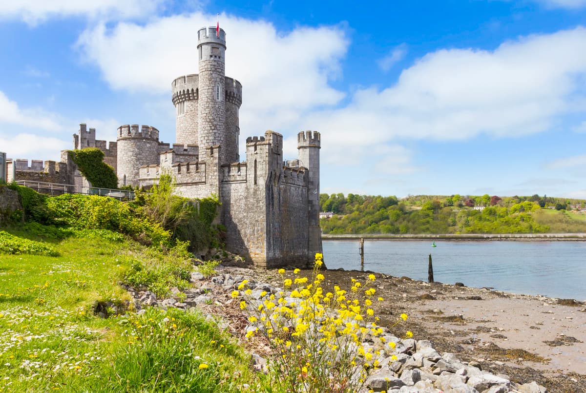 Castello irlandese sul fiume durante un Anno scolastico all’estero in Irlanda, tra storia, natura e paesaggi tipici