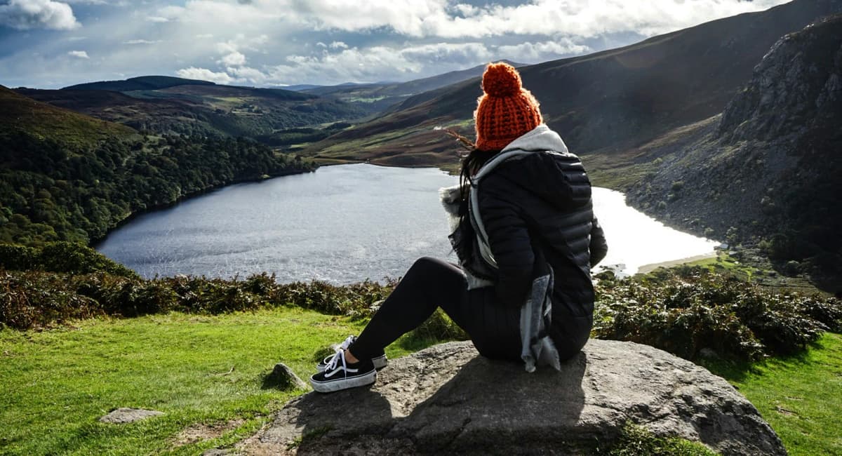 Studentessa davanti a un lago in Irlanda durante un Anno scolastico all’estero in Irlanda, immersa nella natura e nei paesaggi irlandesi