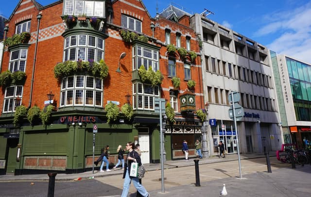 Tipico pub irlandese in città durante un Anno scolastico all’estero in Irlanda, tra vita quotidiana, cultura locale e ambiente urbano