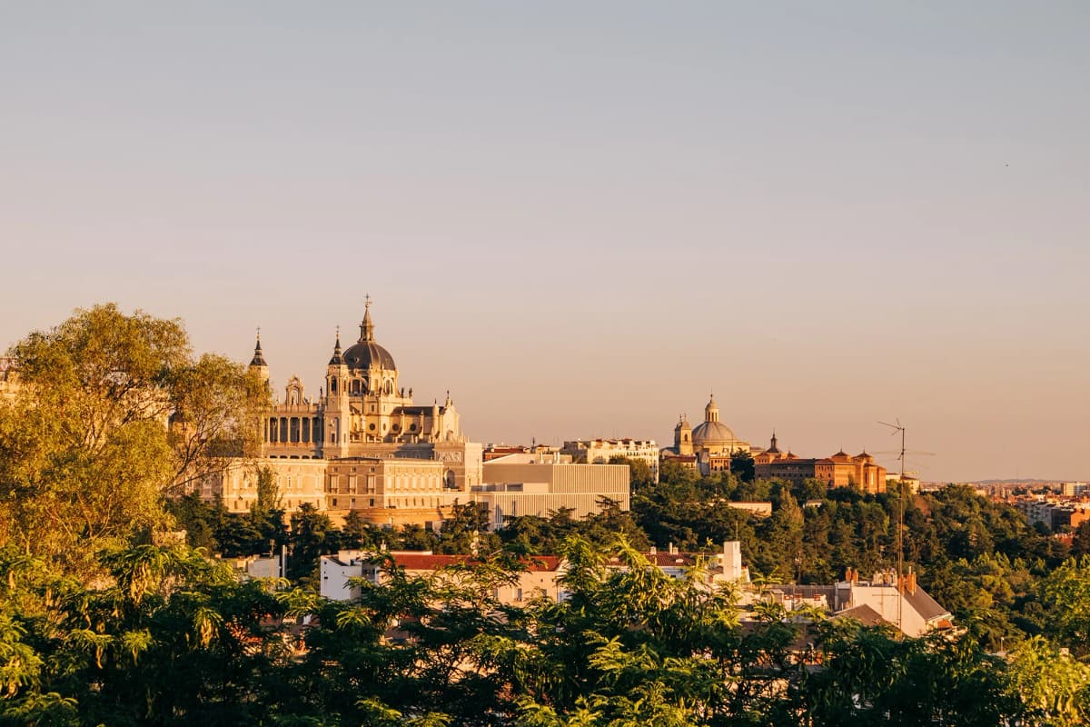 Vista sul Palazzo Reale e sulla Cattedrale dell’Almudena durante corsi di lingua in Madrid, al tramonto.