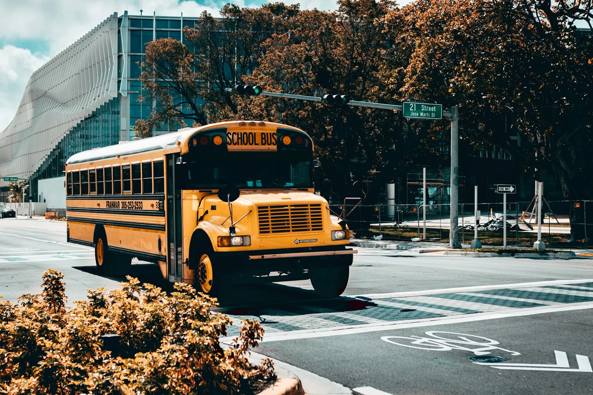 School bus giallo in una città americana, simbolo del sistema scolastico americano e dell’esperienza di anno all’estero in USA.
