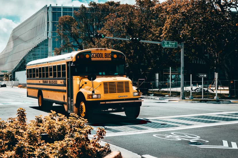 School bus giallo in una città americana, simbolo del sistema scolastico americano e dell’esperienza di anno all’estero in USA.