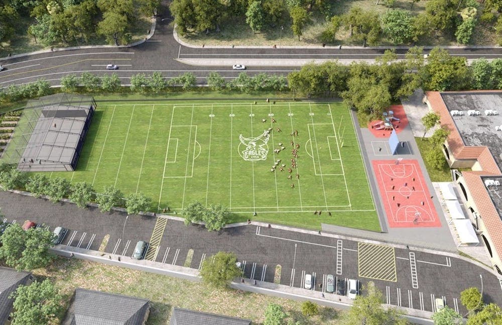 Campo sportivo di una high school americana visto dall’alto, con studenti durante un’attività sportiva, simbolo della vita scolastica durante un anno all’estero in USA.