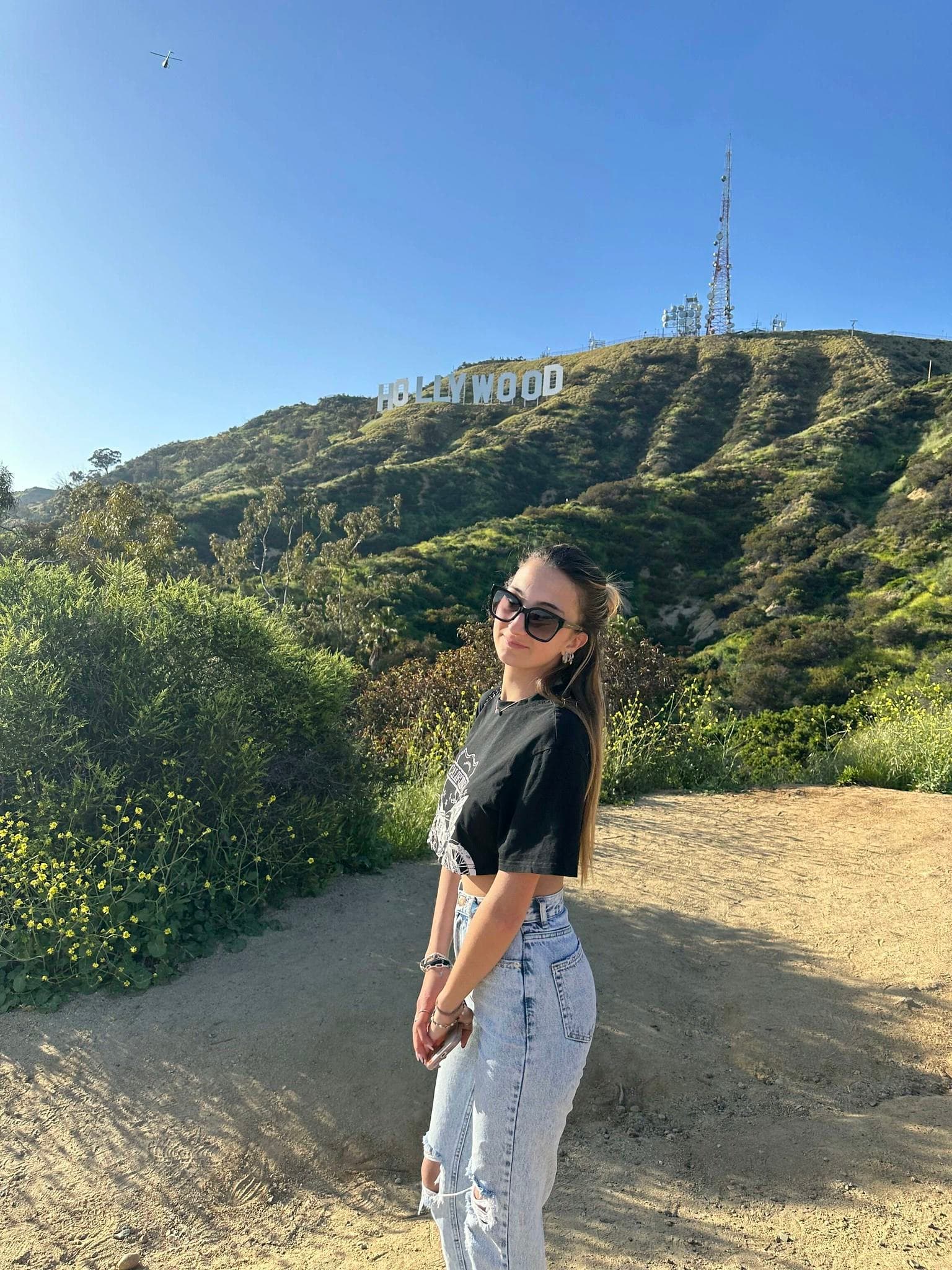 Studentessa davanti alla scritta Hollywood durante un anno all’estero USA in California
