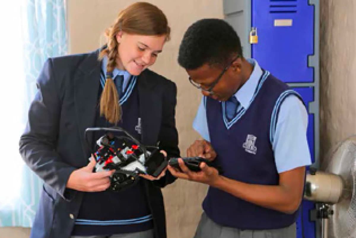 Studenti lavorano a un progetto tecnologico durante un Anno scolastico all’estero in Sudafrica.
