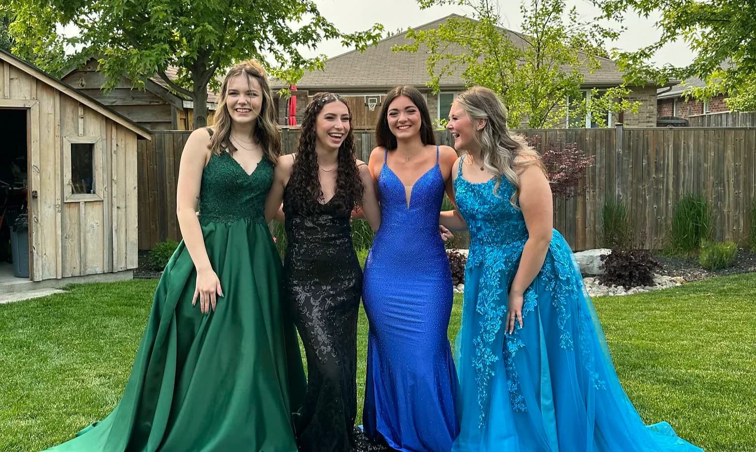 Studentesse in abito elegante durante il prom in Canada durante un anno all’estero.