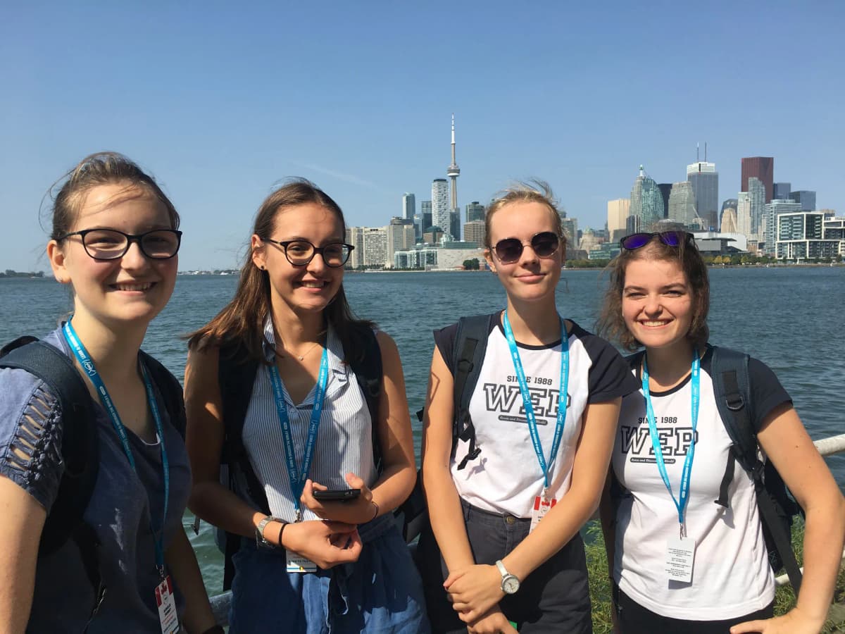 Quattro studentesse davanti allo skyline di Toronto con la CN Tower, esperienza tipica di un anno all’estero Canada tra scuola e amicizie.