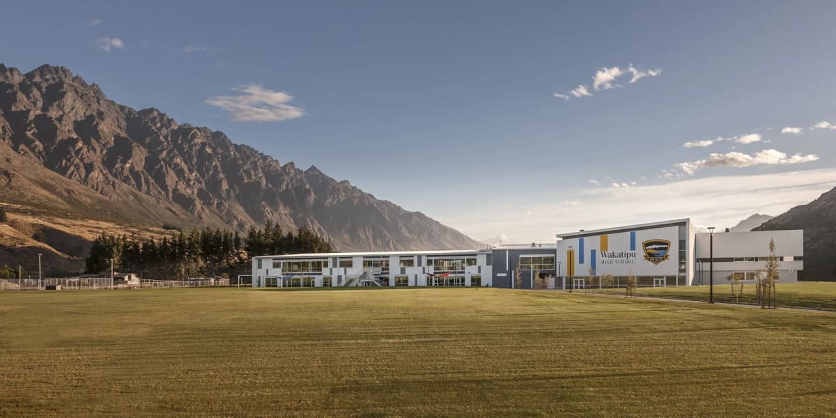 Campus della Wakatipu High School a Queenstown durante un anno scolastico all’estero in Nuova Zelanda, con campo e montagne sullo sfondo