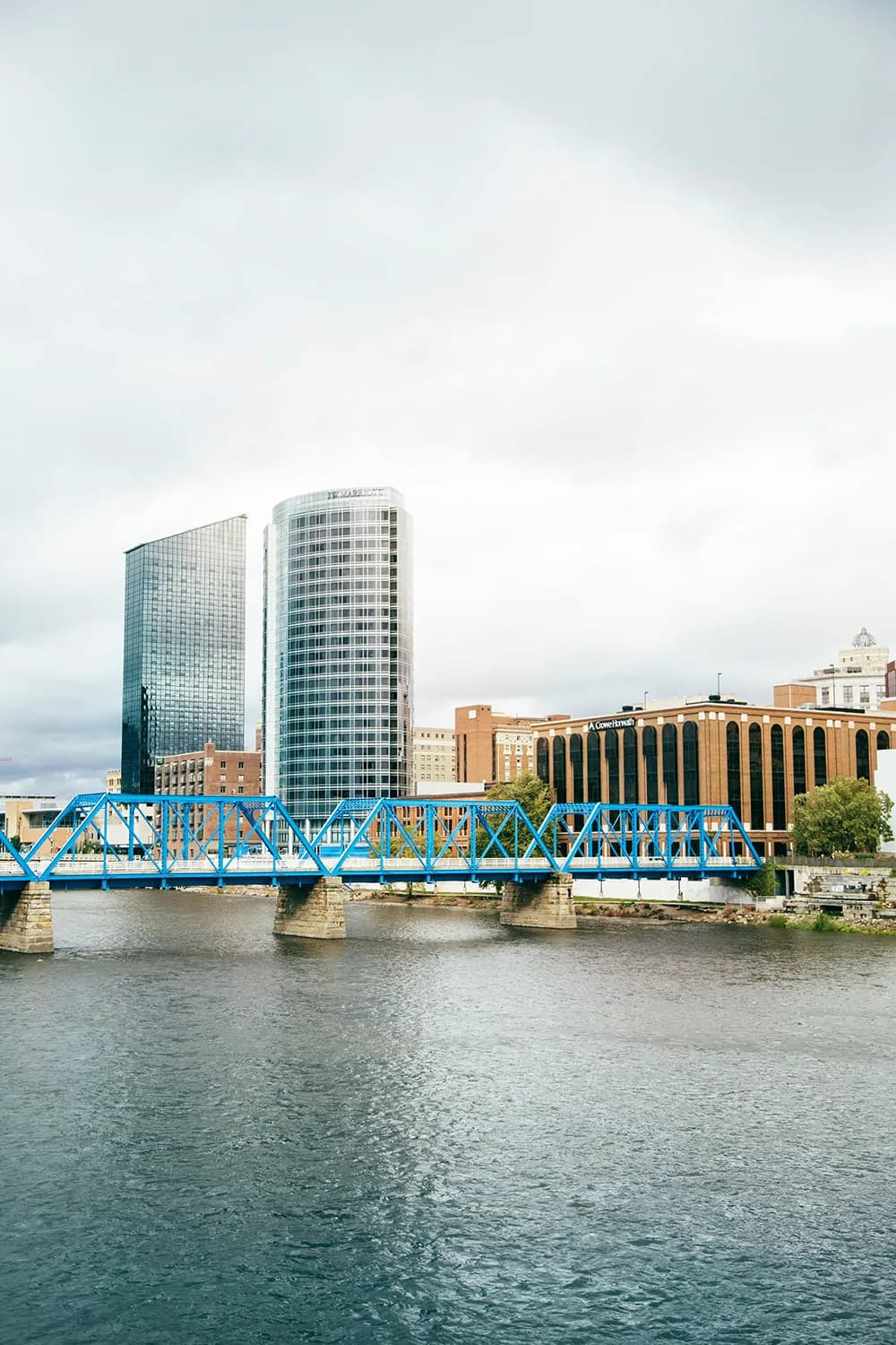 panorama urbano con fiume, ponte e grattacieli, un contesto che racconta la vita quotidiana del sistema scolastico americano negli usa.