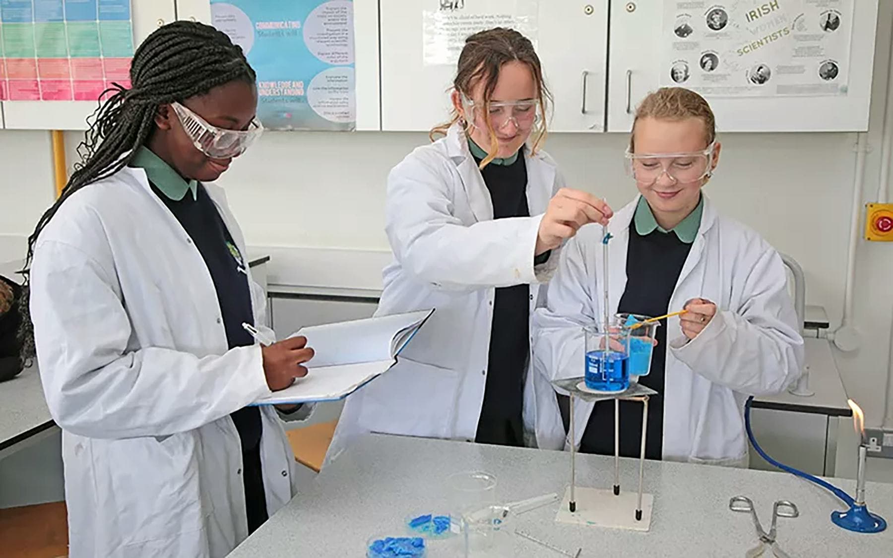 Studentesse svolgono un esperimento di chimica in laboratorio durante un Anno scolastico all’estero in Irlanda.