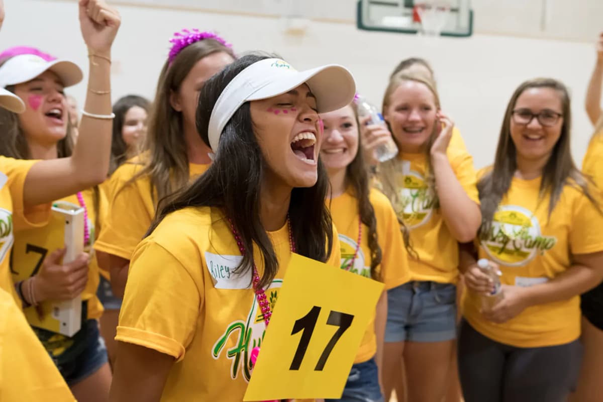 Studentessa che partecipa a un evento scolastico con i compagni, momento di integrazione e socialità tipico del sistema scolastico americano durante un anno all’estero in USA.