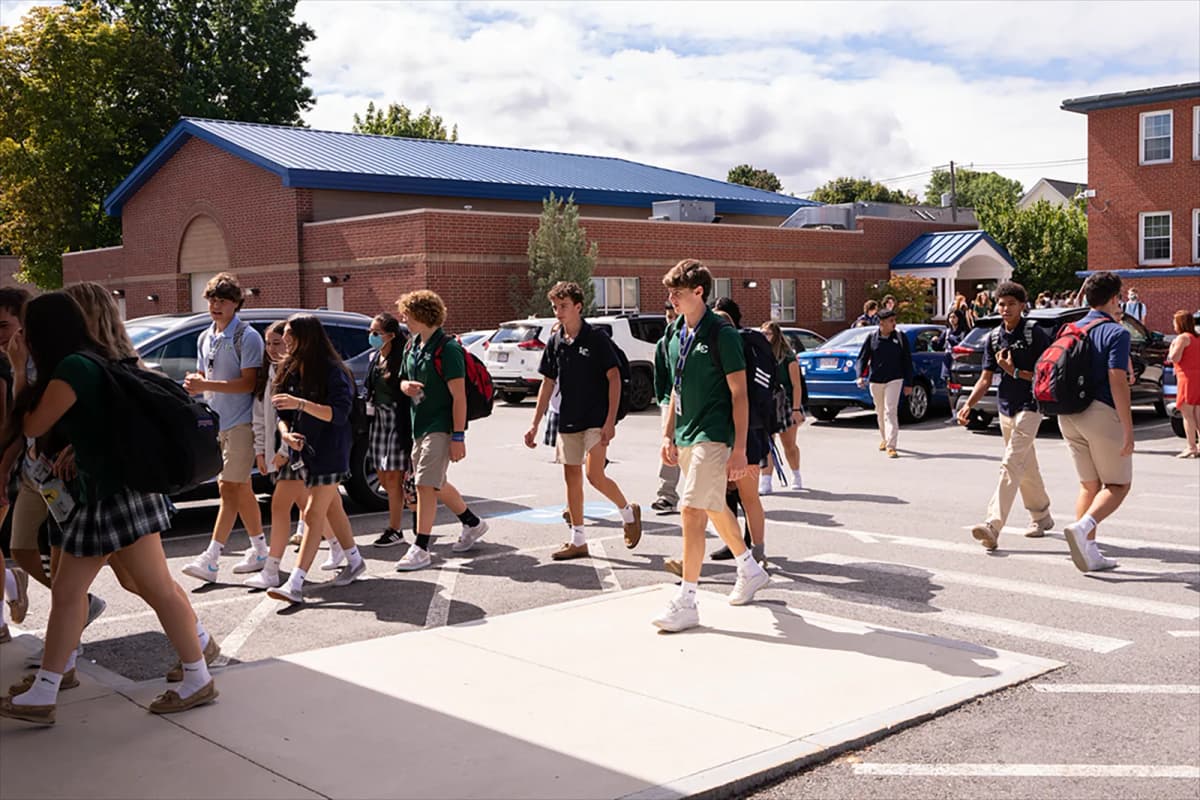 Studenti davanti a una scuola negli Stati Uniti durante un anno all’estero in USA, esempio di vita quotidiana nel sistema scolastico americano.
