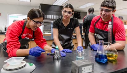 Studenti in laboratorio scientifico di una scuola negli Stati Uniti, attività pratica tipica del sistema scolastico americano nelle high school.
