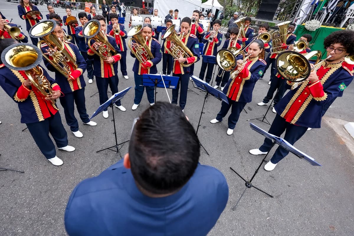 Una banda musicale giovanile suona strumenti a fiato durante un evento all’aperto in Brasile, tra le esperienze di un anno all’estero