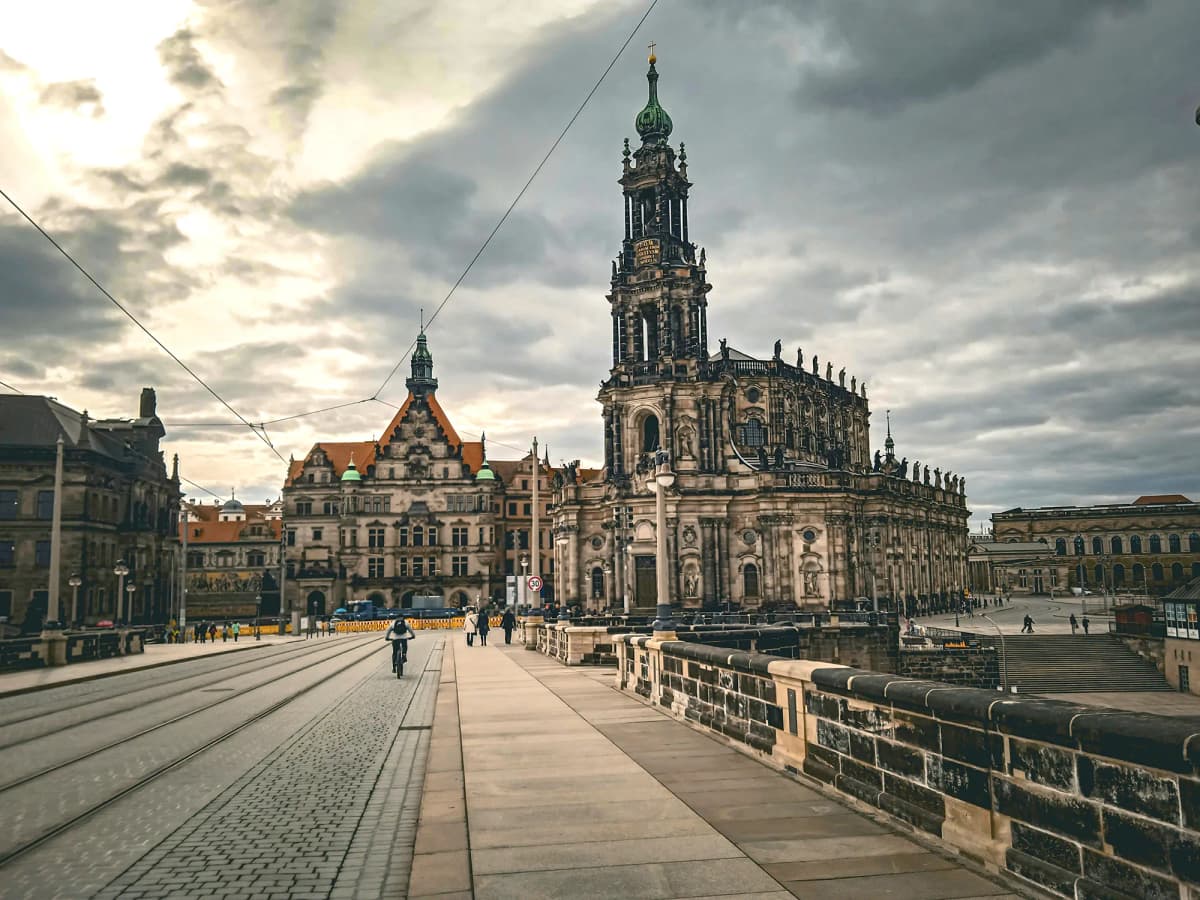 Strada con edifici storici e persone durante un Anno scolastico all’estero in Germania, tra architettura, mobilità e vita quotidiana