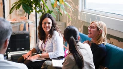 Asesoramiento de un *Educational Advisor* del equipo de CLS Idiomas y consulta con una familia que se prepara para vivir un año escolar en el extranjero.